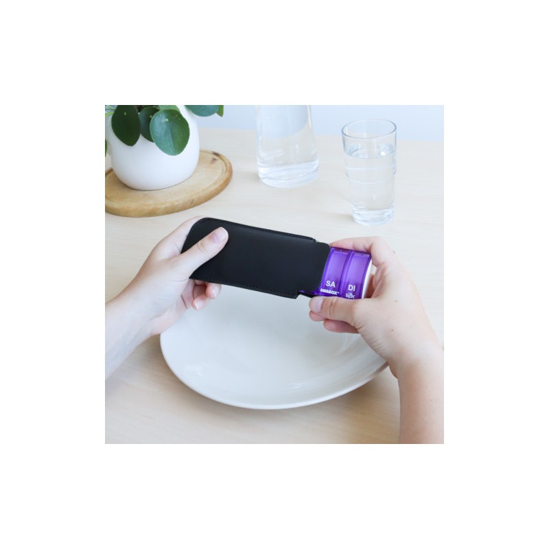 Pilulier Box7 violet avec étui noir - mise en situation 1