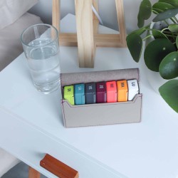 Pilulier semainier Anabox Multicolore Matin Midi Soir avec étui taupe clair - mise en situation
