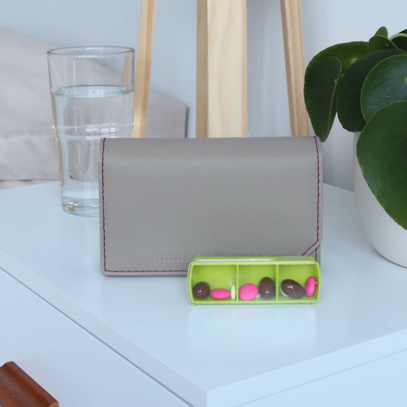 Pilulier semainier Anabox Multicolore Matin Midi Soir avec étui taupe clair - mise en situation 2 Pilulier semainier Anabox Multicolore Matin Midi Soir avec étui taupe clair - mise en situation 2